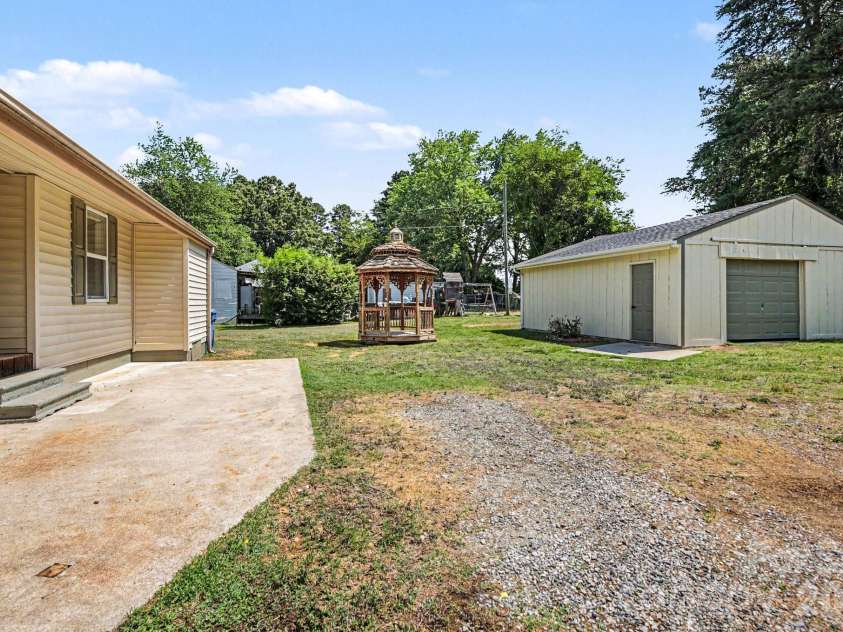 110 Spring Street, Kernersville, NC 27284.  MLS# CAR4392771, YatesRealty ID 31568. 