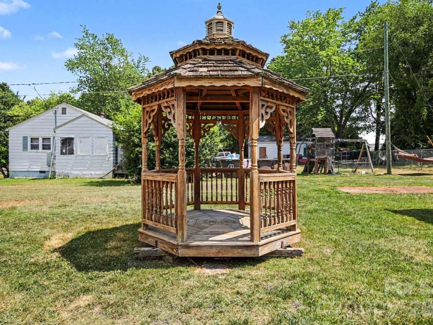 110 Spring Street, Kernersville, NC 27284.  MLS# CAR4392771, YatesRealty ID 31568. 