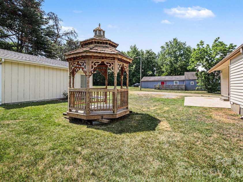110 Spring Street, Kernersville, NC 27284.  MLS# CAR4392771, YatesRealty ID 31568. 