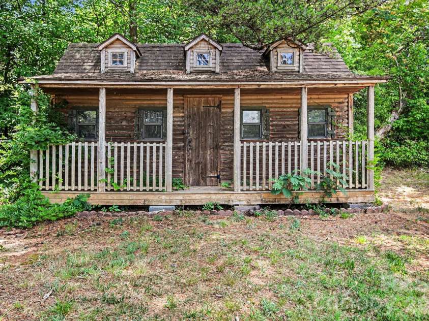 110 Spring Street, Kernersville, NC 27284.  MLS# CAR4392771, YatesRealty ID 31568. 