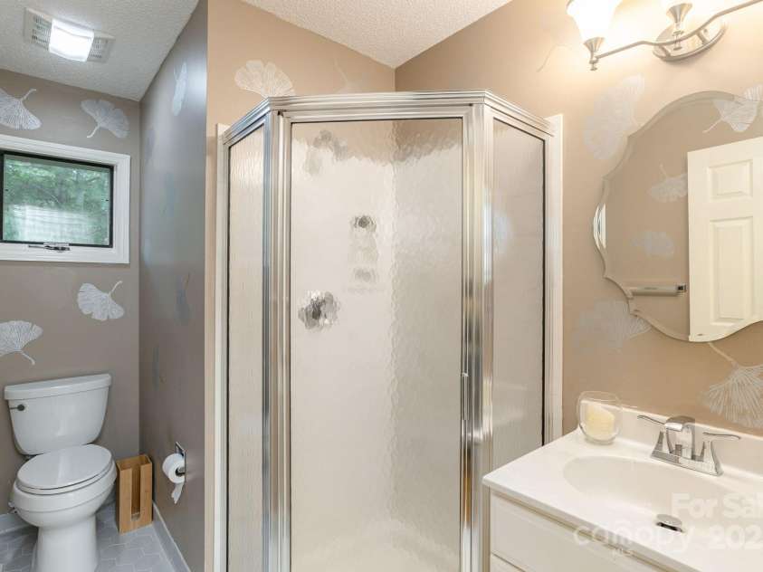 210 Claymoor Court, Flat Rock, NC 28731.  MLS# CAR4289864, YatesRealty ID 31569. Main level bathroom