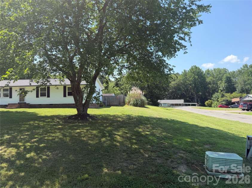 617 Oakwood Lane, Gastonia, NC 28056.  MLS# CAR4385772, YatesRealty ID 31569. 