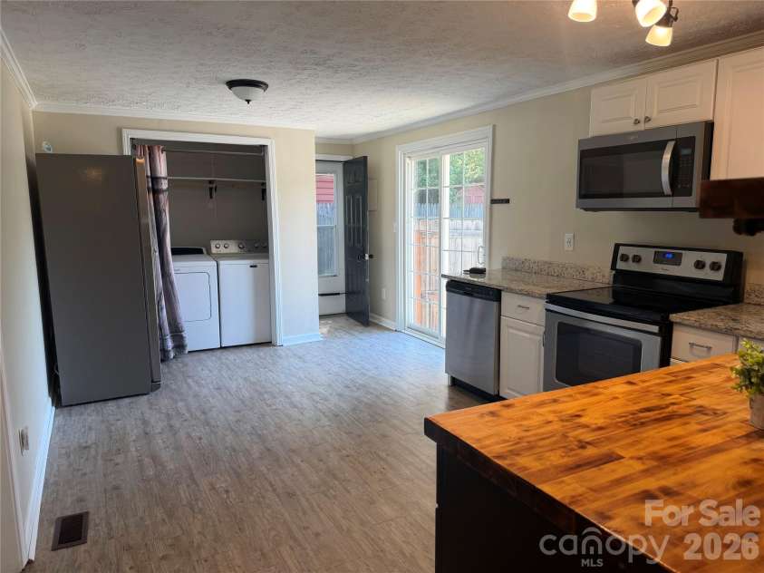 617 Oakwood Lane, Gastonia, NC 28056.  MLS# CAR4385772, YatesRealty ID 31569. 