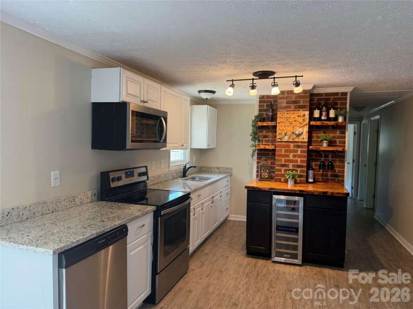 617 Oakwood Lane, Gastonia, NC 28056.  MLS# CAR4385772, YatesRealty ID 31569. 