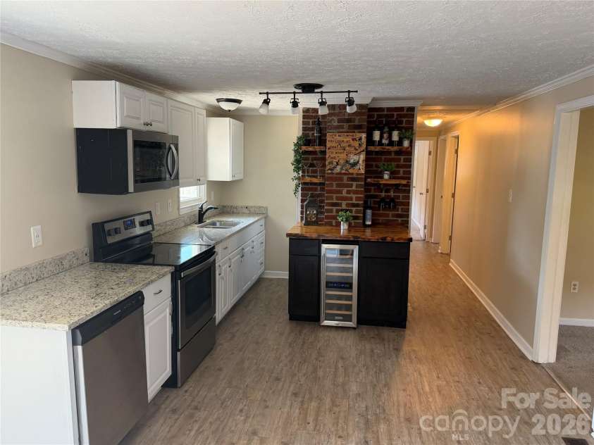 617 Oakwood Lane, Gastonia, NC 28056.  MLS# CAR4385772, YatesRealty ID 31569. Kitchen