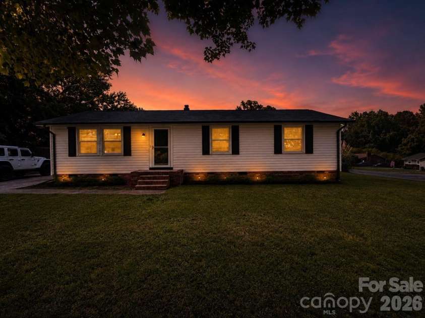 617 Oakwood Lane, Gastonia, NC 28056.  MLS# CAR4385772, YatesRealty ID 31569. Virtually Enhanced