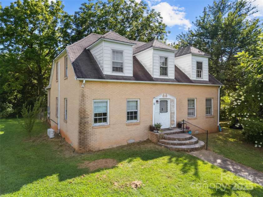 1 Dead End Drive, Flat Rock, NC 28731.  MLS# CAR4285129, YatesRealty ID 31571. Front of the home