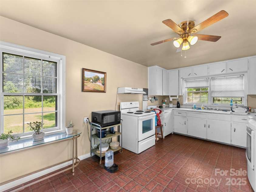 1 Dead End Drive, Flat Rock, NC 28731.  MLS# CAR4285129, YatesRealty ID 31571. Kitchen
