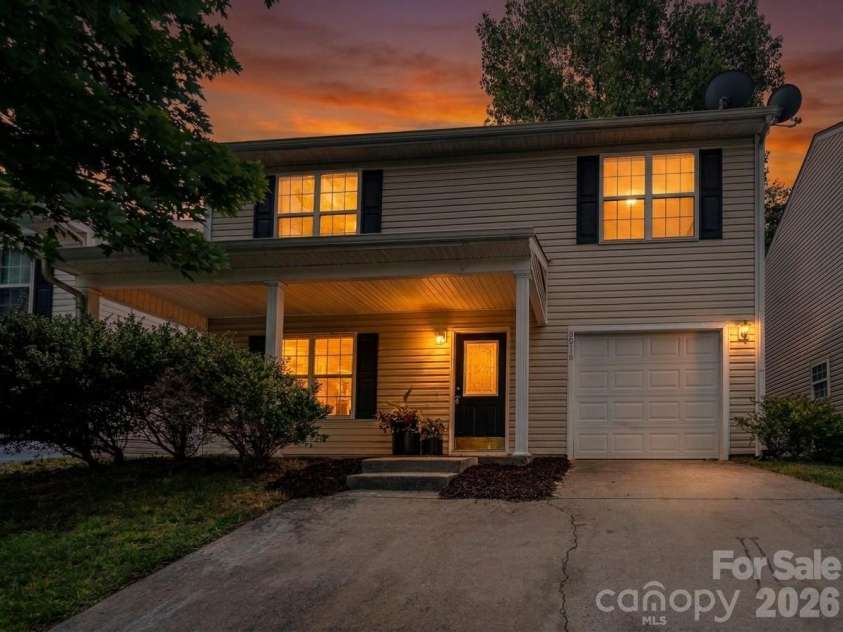 8016 Bronze Pike Drive, Charlotte, NC 28273.  MLS# CAR4394871, YatesRealty ID 31572. 