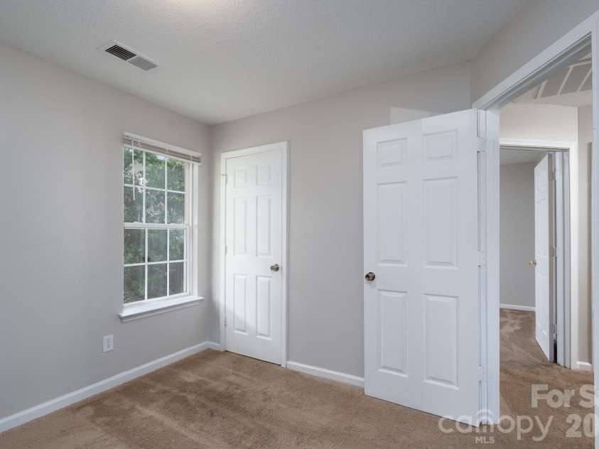 8016 Bronze Pike Drive, Charlotte, NC 28273.  MLS# CAR4394871, YatesRealty ID 31572. 