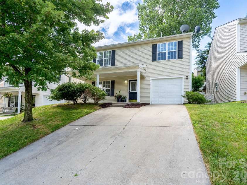 8016 Bronze Pike Drive, Charlotte, NC 28273.  MLS# CAR4394871, YatesRealty ID 31572. 
