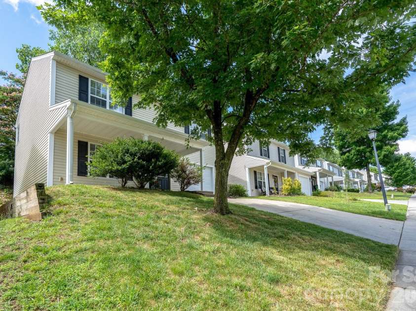 8016 Bronze Pike Drive, Charlotte, NC 28273.  MLS# CAR4394871, YatesRealty ID 31572. 