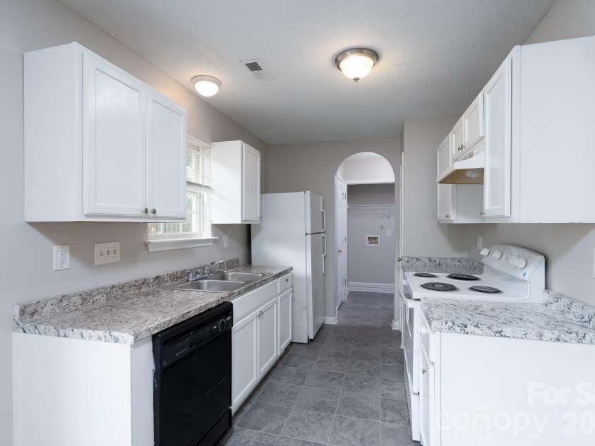 8016 Bronze Pike Drive, Charlotte, NC 28273.  MLS# CAR4394871, YatesRealty ID 31572. Bright and Airy Kitchen