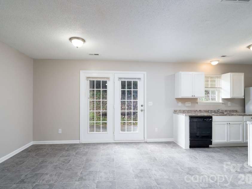 8016 Bronze Pike Drive, Charlotte, NC 28273.  MLS# CAR4394871, YatesRealty ID 31572. Dining Room