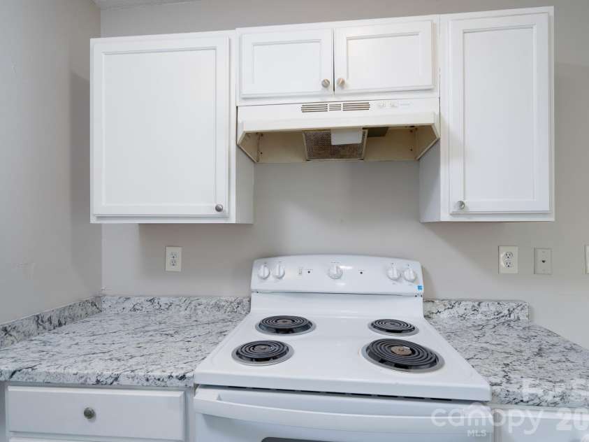 8016 Bronze Pike Drive, Charlotte, NC 28273.  MLS# CAR4394871, YatesRealty ID 31572. Kitchen