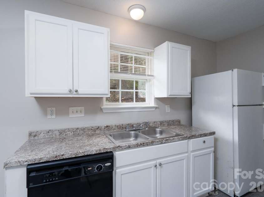 8016 Bronze Pike Drive, Charlotte, NC 28273.  MLS# CAR4394871, YatesRealty ID 31572. Kitchen