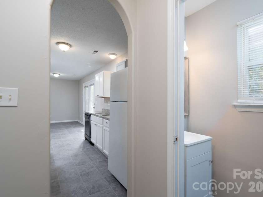 8016 Bronze Pike Drive, Charlotte, NC 28273.  MLS# CAR4394871, YatesRealty ID 31572. Laundry/Mud Area between kitchen and garage