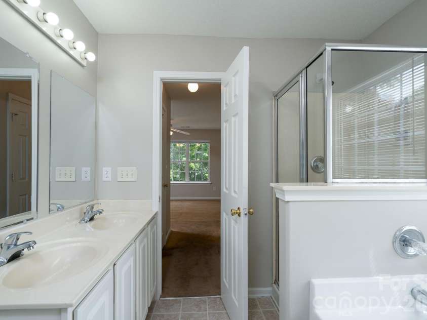 8016 Bronze Pike Drive, Charlotte, NC 28273.  MLS# CAR4394871, YatesRealty ID 31572. Primary Bath