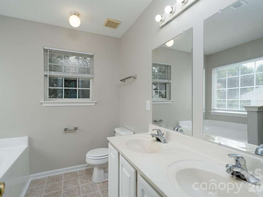 8016 Bronze Pike Drive, Charlotte, NC 28273.  MLS# CAR4394871, YatesRealty ID 31572. Primary Bath w/Double Vanities