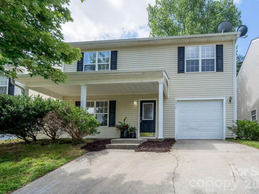 8016 Bronze Pike Drive, Charlotte, NC 28273.  MLS# CAR4394871, YatesRealty ID 31572. Welcome Home