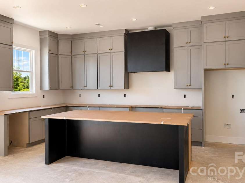 2621 Springway Drive, Charlotte, NC 28205.  MLS# CAR4318693, YatesRealty ID 31573. 