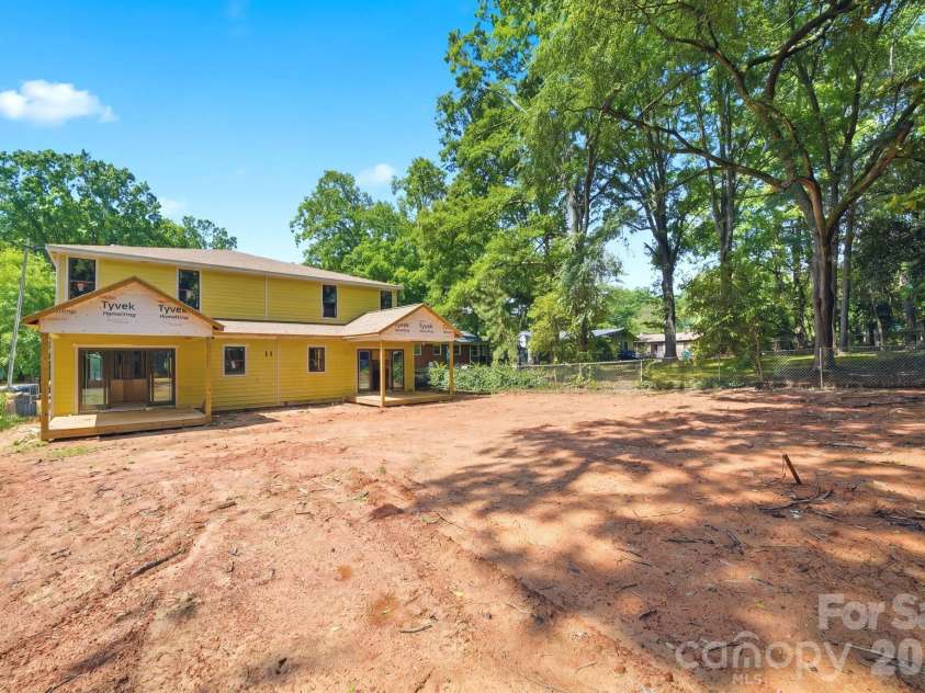 2621 Springway Drive, Charlotte, NC 28205.  MLS# CAR4393500, YatesRealty ID 31573. 