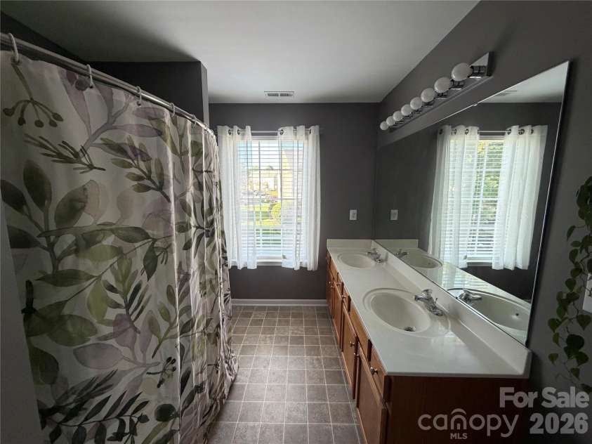 10523 Trolley Run Drive, Cornelius, NC 28031.  MLS# CAR4392718, YatesRealty ID 31578. Garden Tub