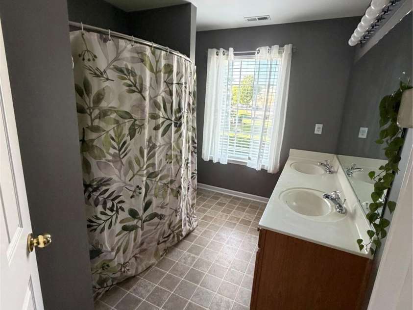 10523 Trolley Run Drive, Cornelius, NC 28031.  MLS# CAR4392718, YatesRealty ID 31578. Master Bathroom