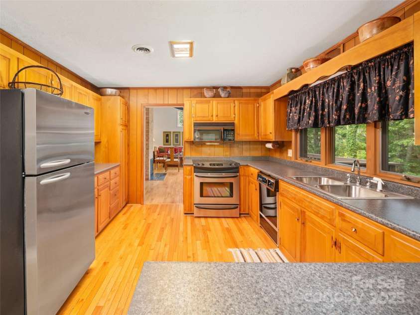 59 Deer Place Road, Spruce Pine, NC 28777.  MLS# CAR4290002, YatesRealty ID 31579. 