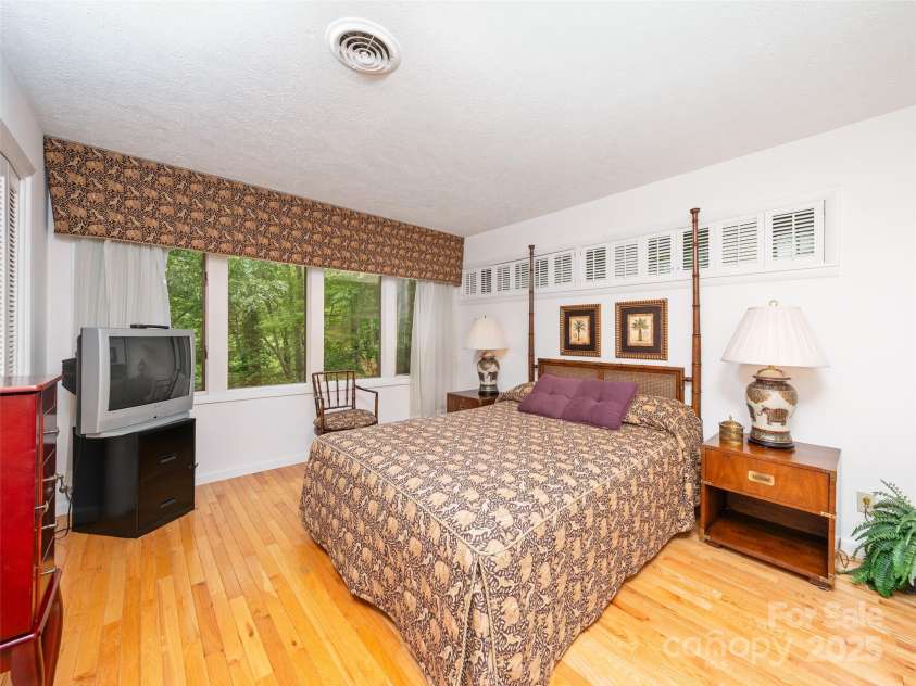 59 Deer Place Road, Spruce Pine, NC 28777.  MLS# CAR4290002, YatesRealty ID 31579. 