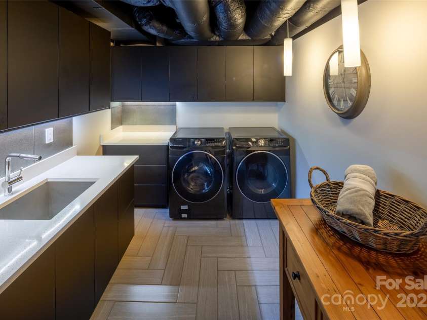 12 Sunset Summit, Asheville, NC 28804.  MLS# CAR4329108, YatesRealty ID 3158. Laundry Room with 