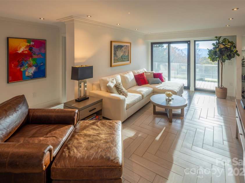 12 Sunset Summit, Asheville, NC 28804.  MLS# CAR4329108, YatesRealty ID 3158. Lower Level Family room