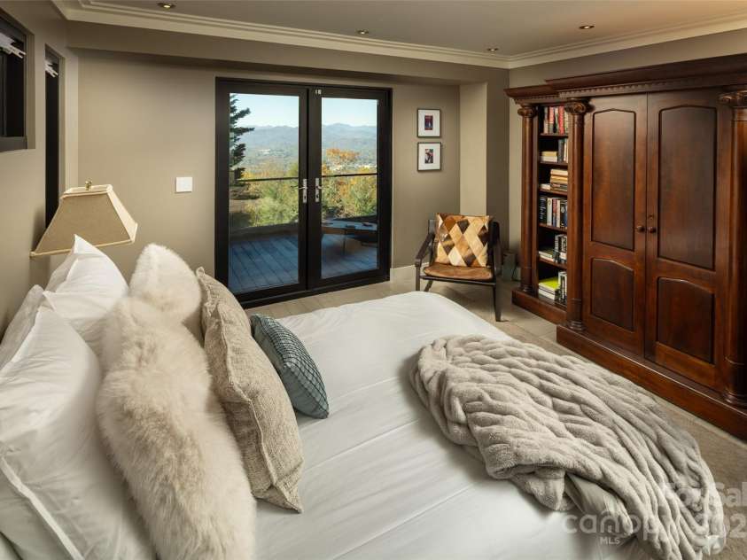 12 Sunset Summit, Asheville, NC 28804.  MLS# CAR4329108, YatesRealty ID 3158. Lower Level Guest Suite 