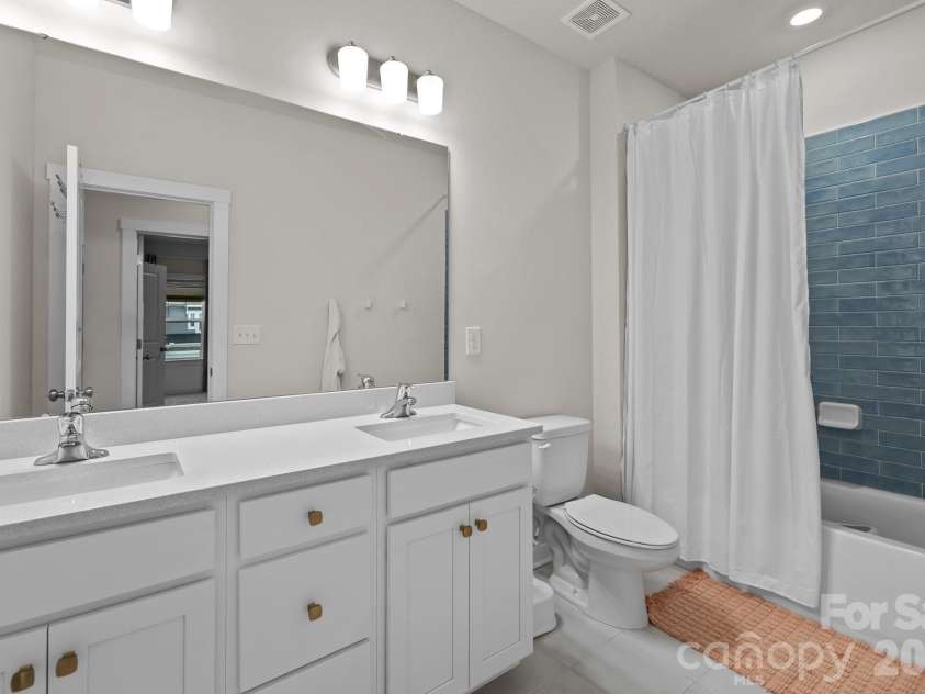 5024 Hillshire Lane, Charlotte, NC 28227.  MLS# CAR4296200, YatesRealty ID 3158. 