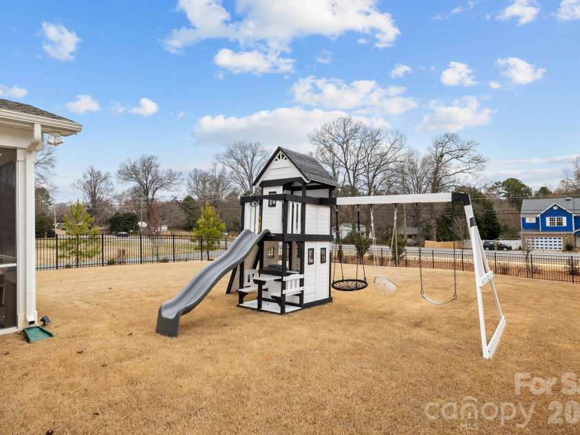 5024 Hillshire Lane, Charlotte, NC 28227.  MLS# CAR4296200, YatesRealty ID 3158. 