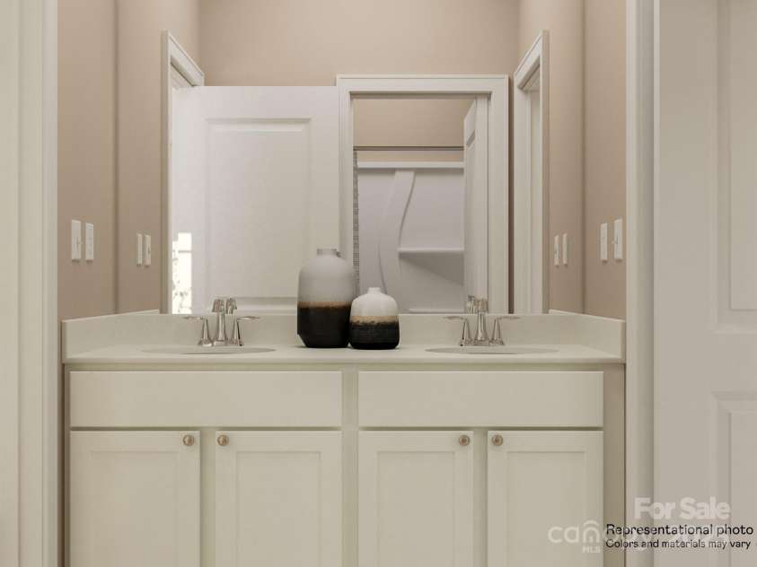 1407 Caracara Court, Cramerton, NC 28012.  MLS# CAR4291236, YatesRealty ID 31580. Owners Bath