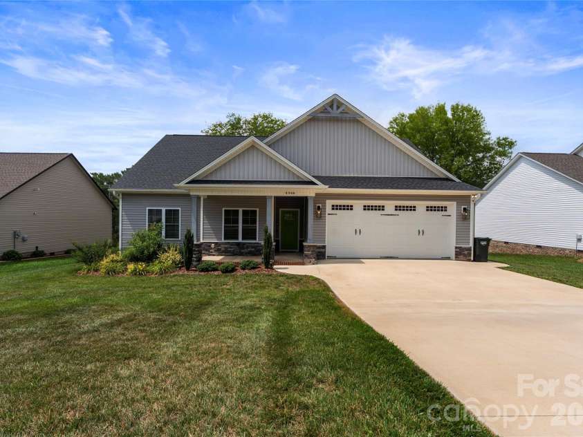 4944 Southview Drive, Hickory, NC 28602.  MLS# CAR4391703, YatesRealty ID 31580. 