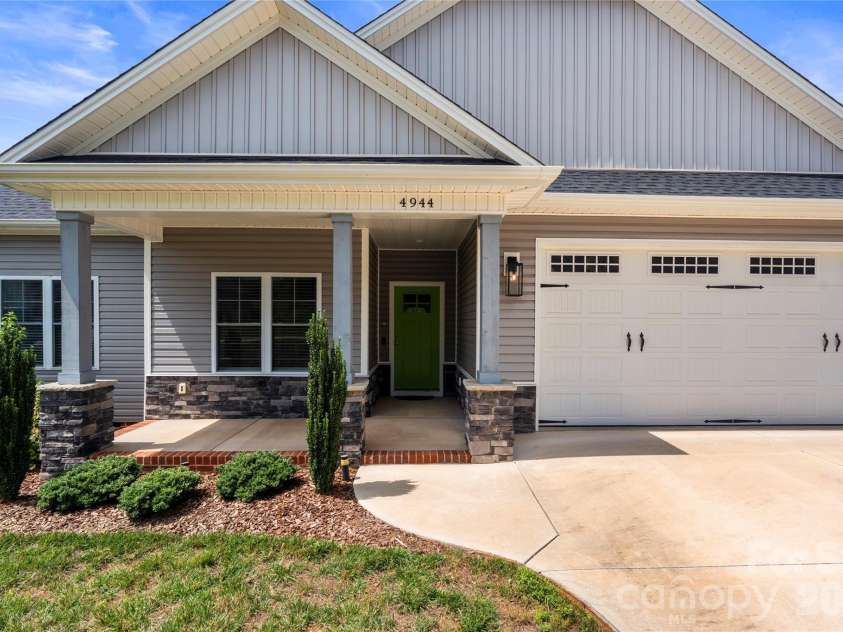 4944 Southview Drive, Hickory, NC 28602.  MLS# CAR4391703, YatesRealty ID 31580. 