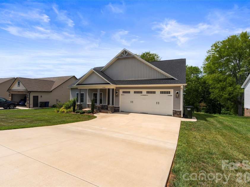 4944 Southview Drive, Hickory, NC 28602.  MLS# CAR4391703, YatesRealty ID 31580. 