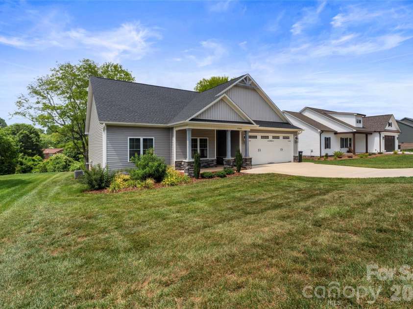4944 Southview Drive, Hickory, NC 28602.  MLS# CAR4391703, YatesRealty ID 31580. 