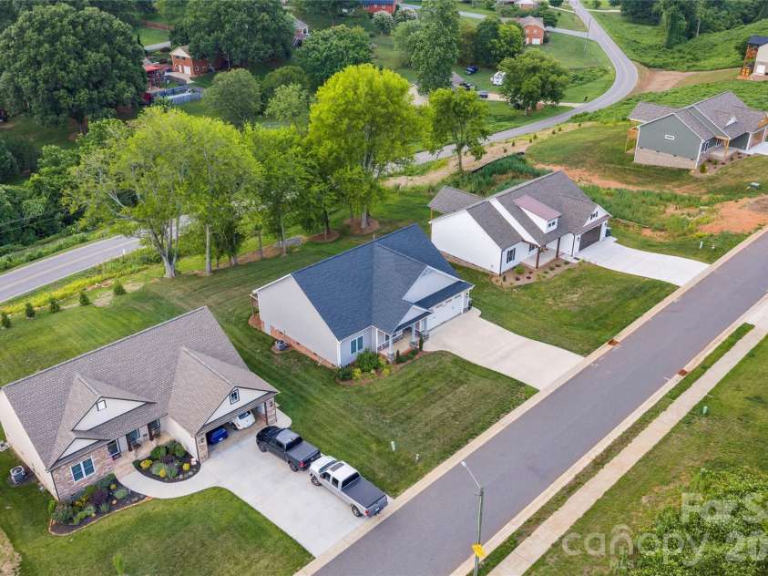 4944 Southview Drive, Hickory, NC 28602.  MLS# CAR4391703, YatesRealty ID 31580. 