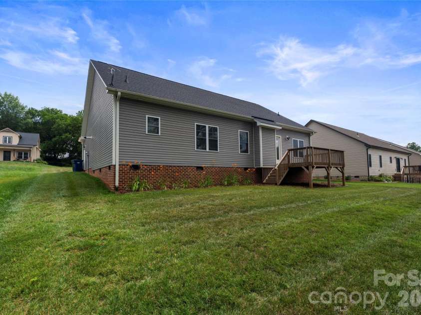 4944 Southview Drive, Hickory, NC 28602.  MLS# CAR4391703, YatesRealty ID 31580. 