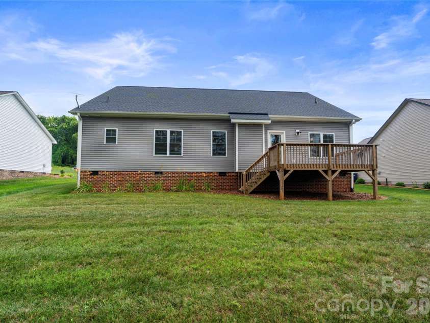 4944 Southview Drive, Hickory, NC 28602.  MLS# CAR4391703, YatesRealty ID 31580. 