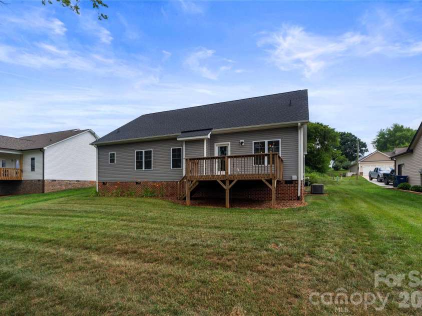 4944 Southview Drive, Hickory, NC 28602.  MLS# CAR4391703, YatesRealty ID 31580. 