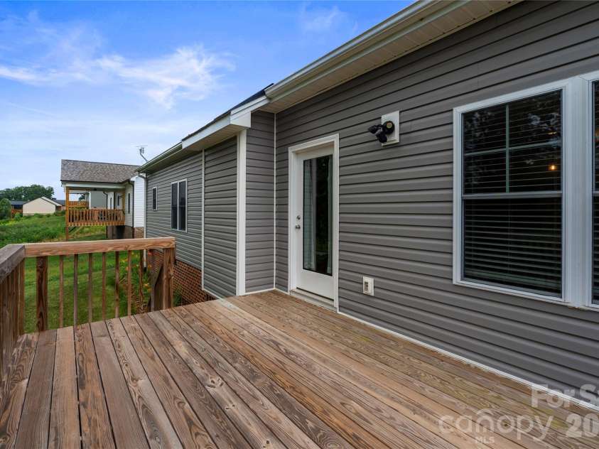4944 Southview Drive, Hickory, NC 28602.  MLS# CAR4391703, YatesRealty ID 31580. 
