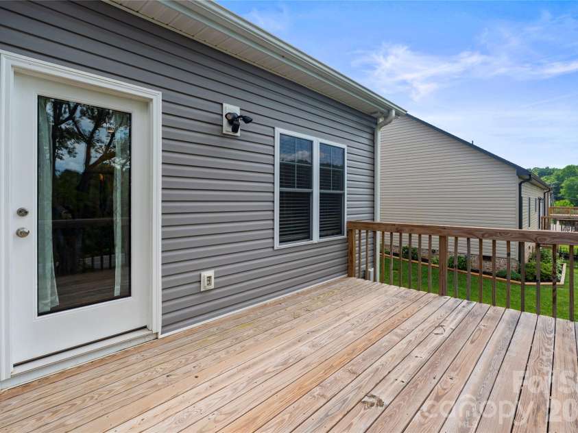 4944 Southview Drive, Hickory, NC 28602.  MLS# CAR4391703, YatesRealty ID 31580. 
