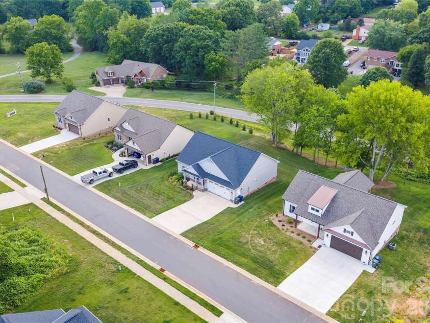 4944 Southview Drive, Hickory, NC 28602.  MLS# CAR4391703, YatesRealty ID 31580. 