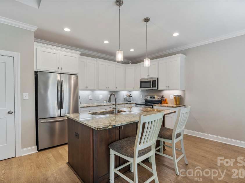 4944 Southview Drive, Hickory, NC 28602.  MLS# CAR4391703, YatesRealty ID 31580. 