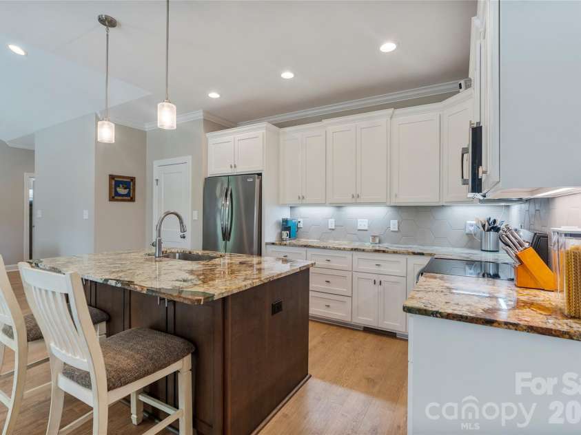 4944 Southview Drive, Hickory, NC 28602.  MLS# CAR4391703, YatesRealty ID 31580. 