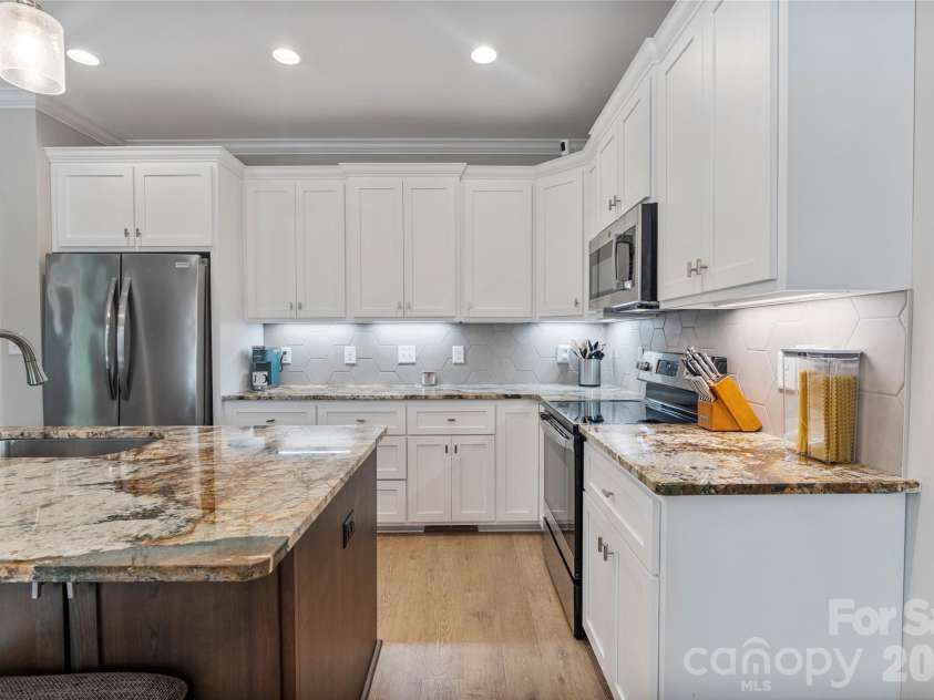 4944 Southview Drive, Hickory, NC 28602.  MLS# CAR4391703, YatesRealty ID 31580. 